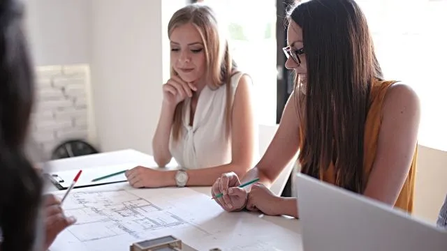 Freelancer pracujący nad projektami