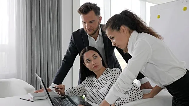 Freelancer analizujący swoje finanse
